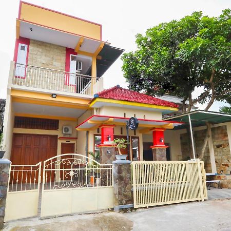 Oyo Life 3064 Mahameru Kost Putra Jember Exterior photo