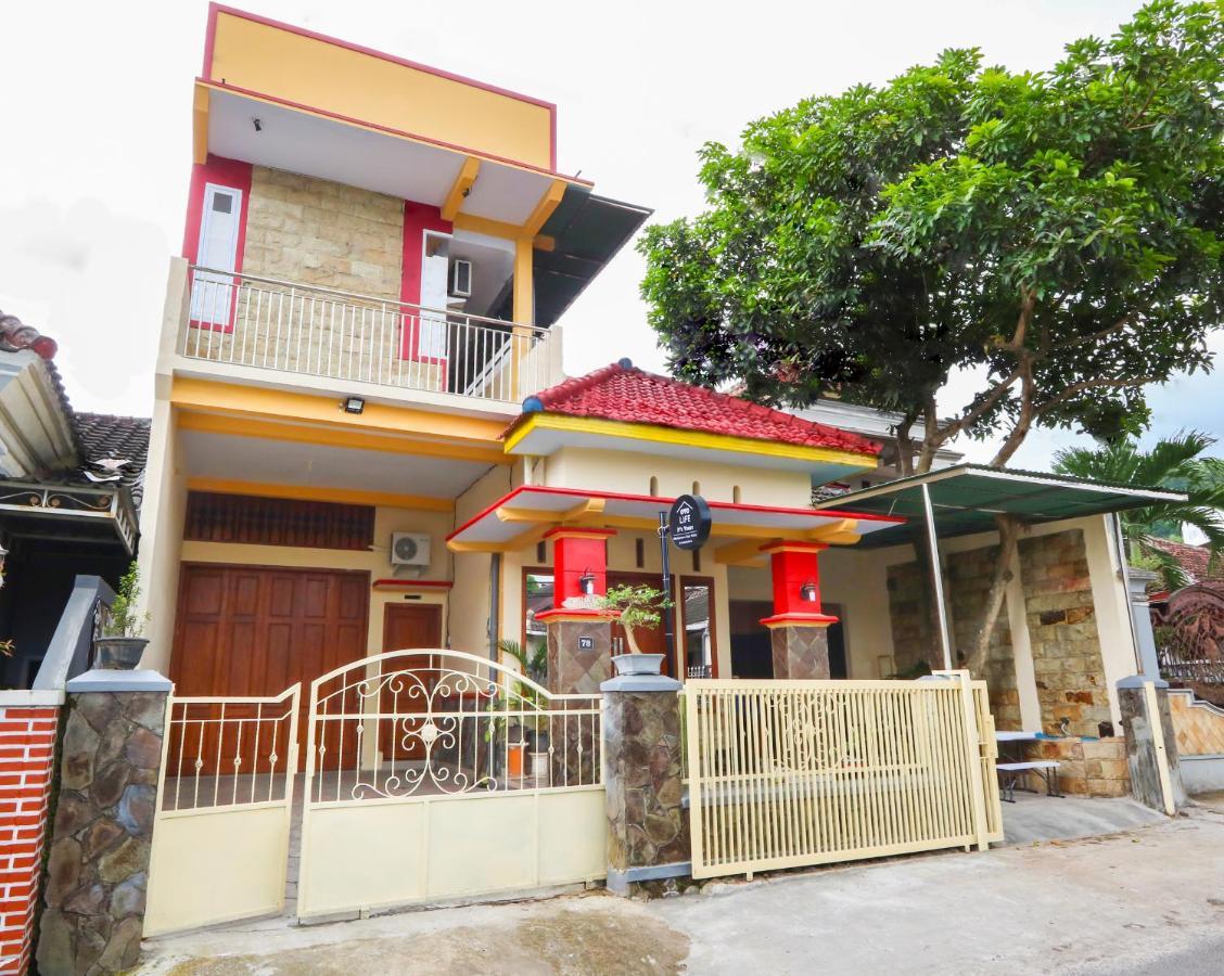 Oyo Life 3064 Mahameru Kost Putra Jember Exterior photo