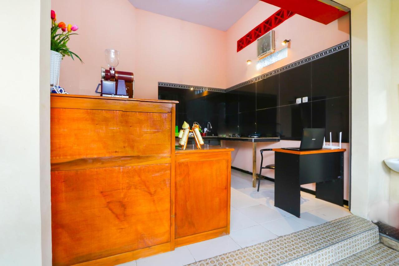 Oyo Life 3064 Mahameru Kost Putra Jember Exterior photo