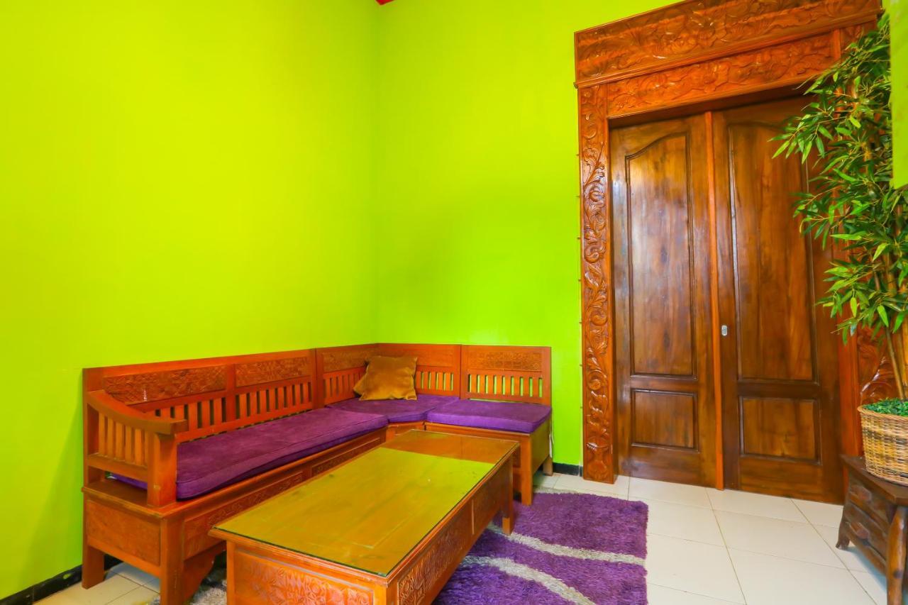 Oyo Life 3064 Mahameru Kost Putra Jember Exterior photo