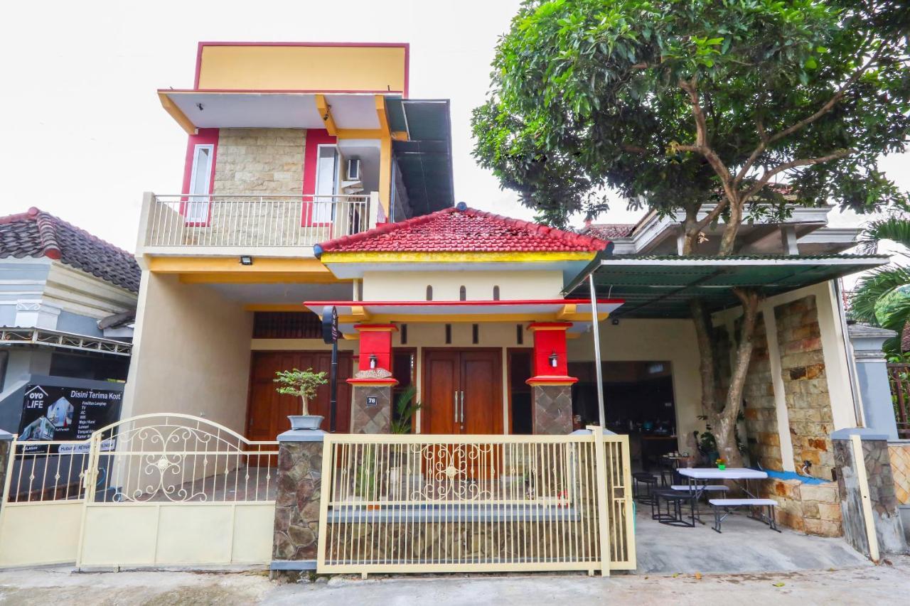 Oyo Life 3064 Mahameru Kost Putra Jember Exterior photo